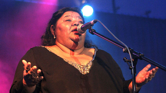 Rómska interpretka Věra Bílá počas vystúpenia...