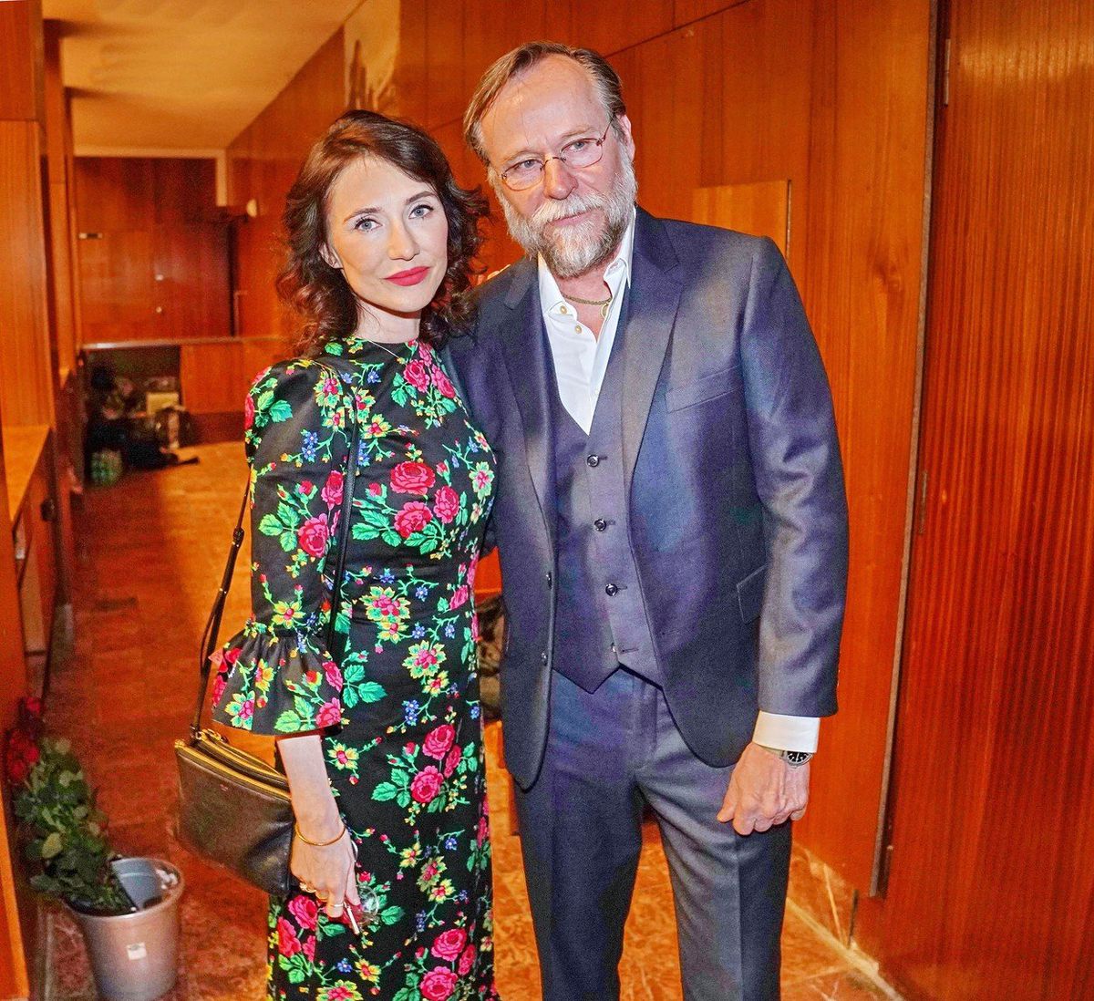 Carice van Houten a Karel Roden na premiére...