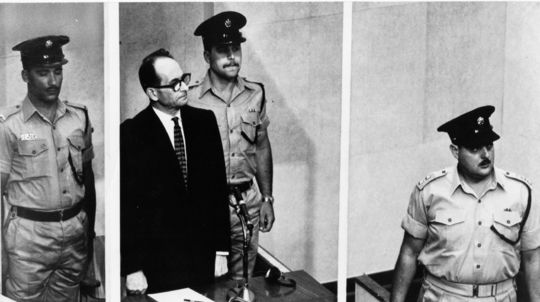 Zverejnili nové fotografie z dolapenia nacistického zločinca Eichmanna