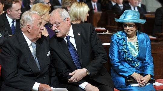 Bývalí prezidenti Michal Kováč (vľavo) a Ivan...