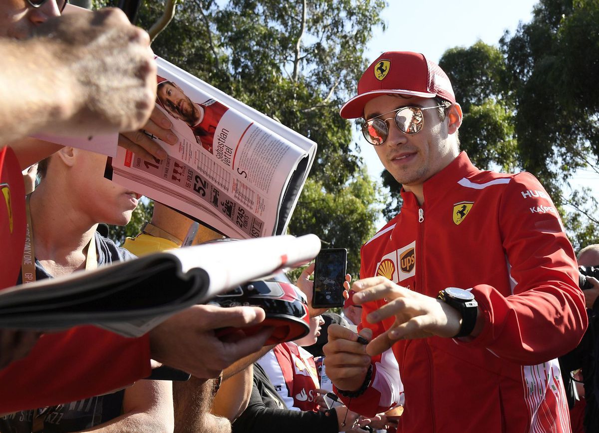 Charles Leclerc (Ferrari) rozdáva autogramy...