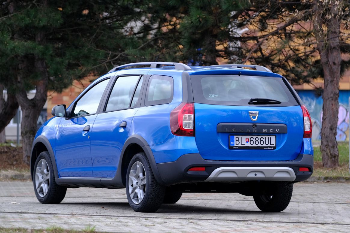 Vzadu je Stepway vyparádený svetlami s dymovým...