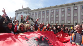 Tisíce stúpencov opozície v Tirane opäť požadujú demisiu vlády 