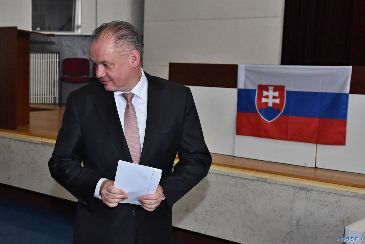 Na snímke prezident SR Andrej Kiska drží v ruke...