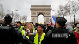 Francúzske hnutie žltých viest pokračuje v protestoch i stretoch s políciou