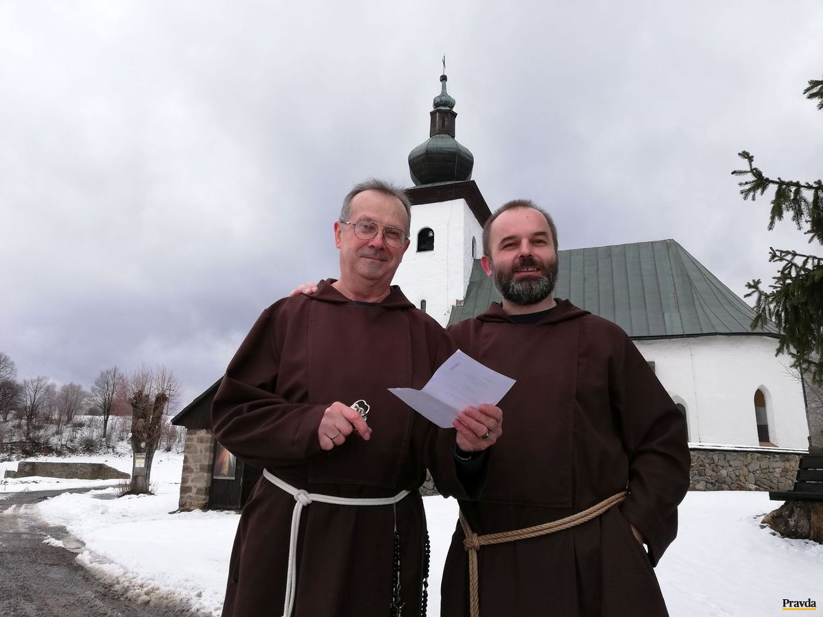 Kapucíni Juraj (vľavo) a Peter, za nimi...