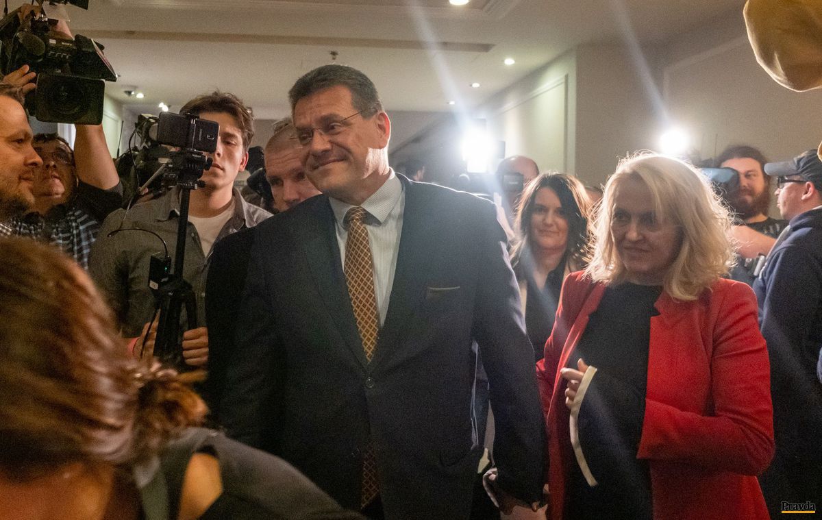 Maroš Šefčovič prišiel v sprievode manželky do...