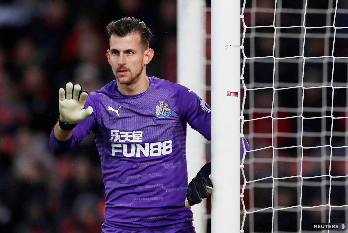 Martin Dúbravka usmerňuje spoluhráčov z Newcastlu.