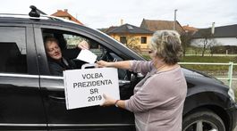 V Medzanoch vzal muž volebnú urnu, incident posunul koniec volieb