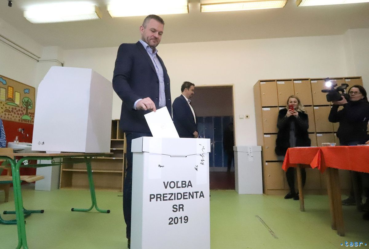 Na snímke premiér SR Peter Pellegrini vhadzuje...