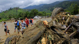 Pri povodniach v Indonézii prišlo o život najmenej 63 ľudí