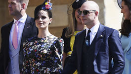 Herečka Charlotte Riley v šatách The Vampire´s Wife a jej manžel Tom Hardy na kráľovskej svadbe. 