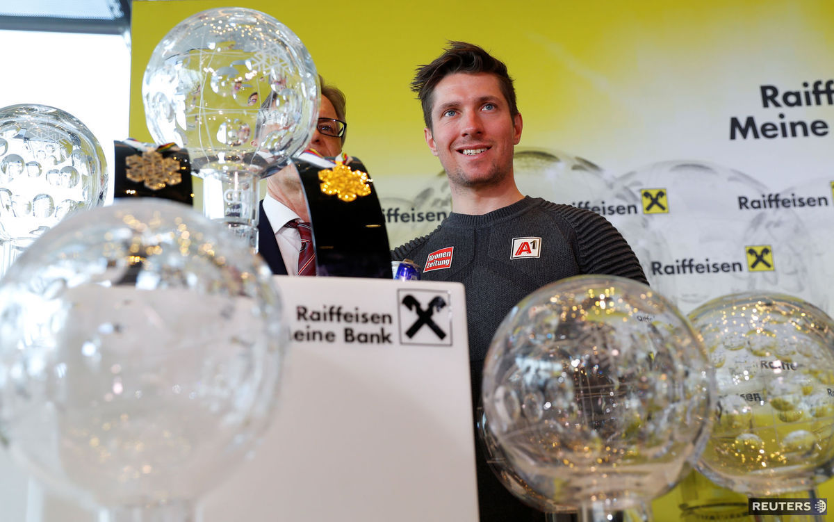 Marcel Hirscher so vzácnymi trofejami počas...