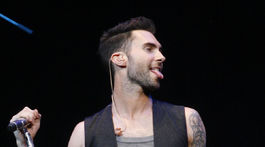 Rok 2007: Líder skupiny Maroon 5  Adam Levine počas vystúpenia na LIFEbeat - benefičnom koncerte. 