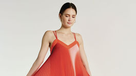 Asymetrické šaty Wallis s detailom batikovania. Predávajú sa za 99,95 eura. 