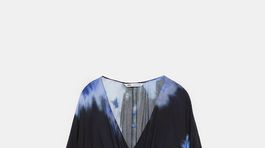 Dámska predĺžená blúzka so vzorom batiky. Predáva Zara sa za 49,95 eura. 