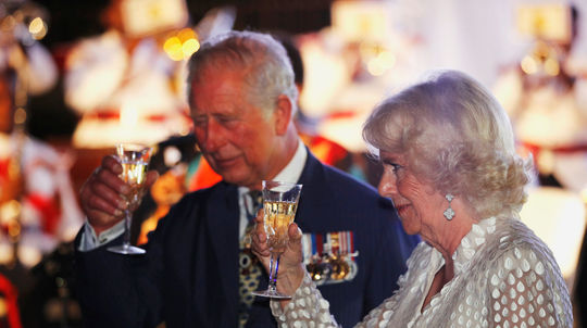 Princ Charles a Camilla na recepcii počas...