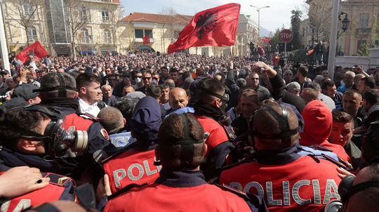 Demonštranti v Albánsku sa opäť pokúsili vtrhnúť do parlamentu, požadujú nové voľby
