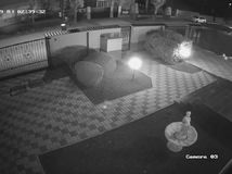 bezpečnostná kamera, napadnutie, policajné video