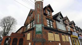 Na päť mešít v Birminghame útočili kladivom, polícia incidenty spája