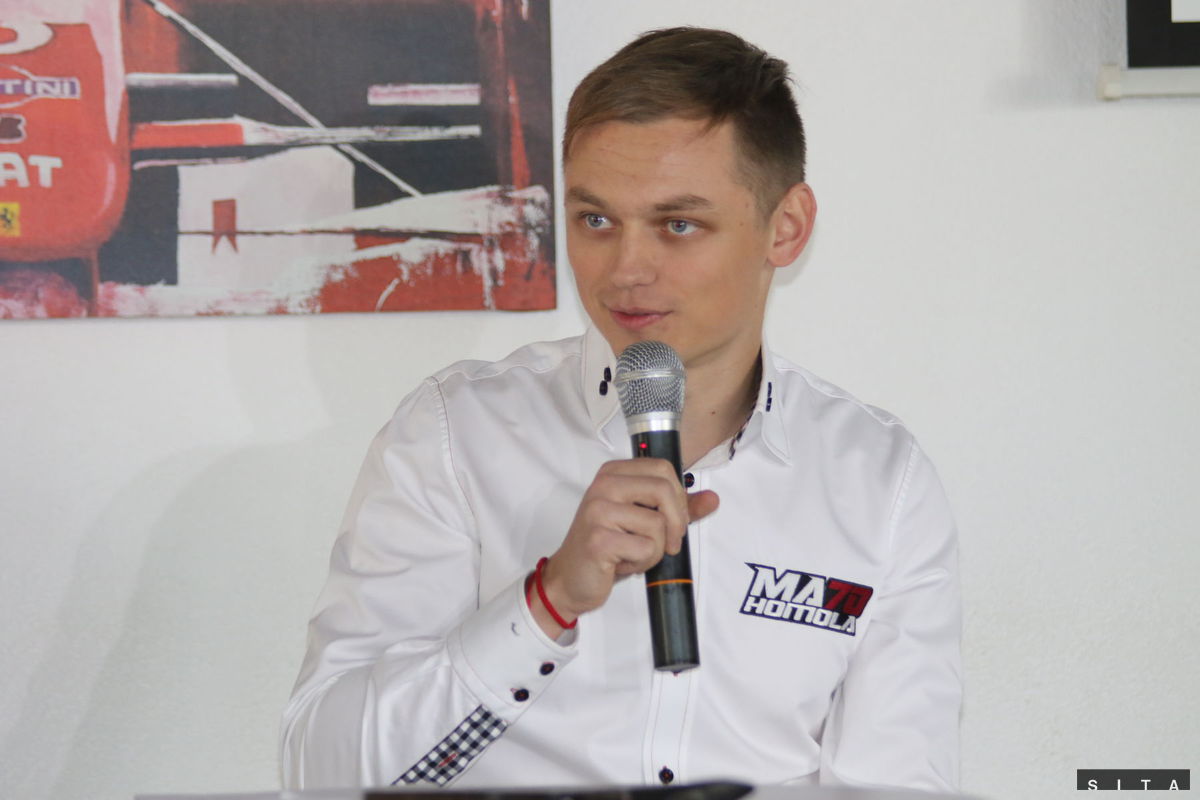 Automobilový pretekár Matej Homola počas...