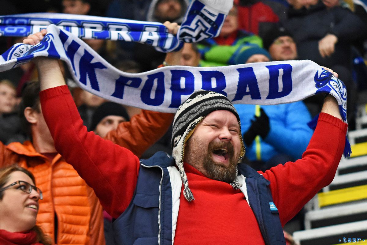 Fanúšik Popradu sa teší z gólu počas zápasu...