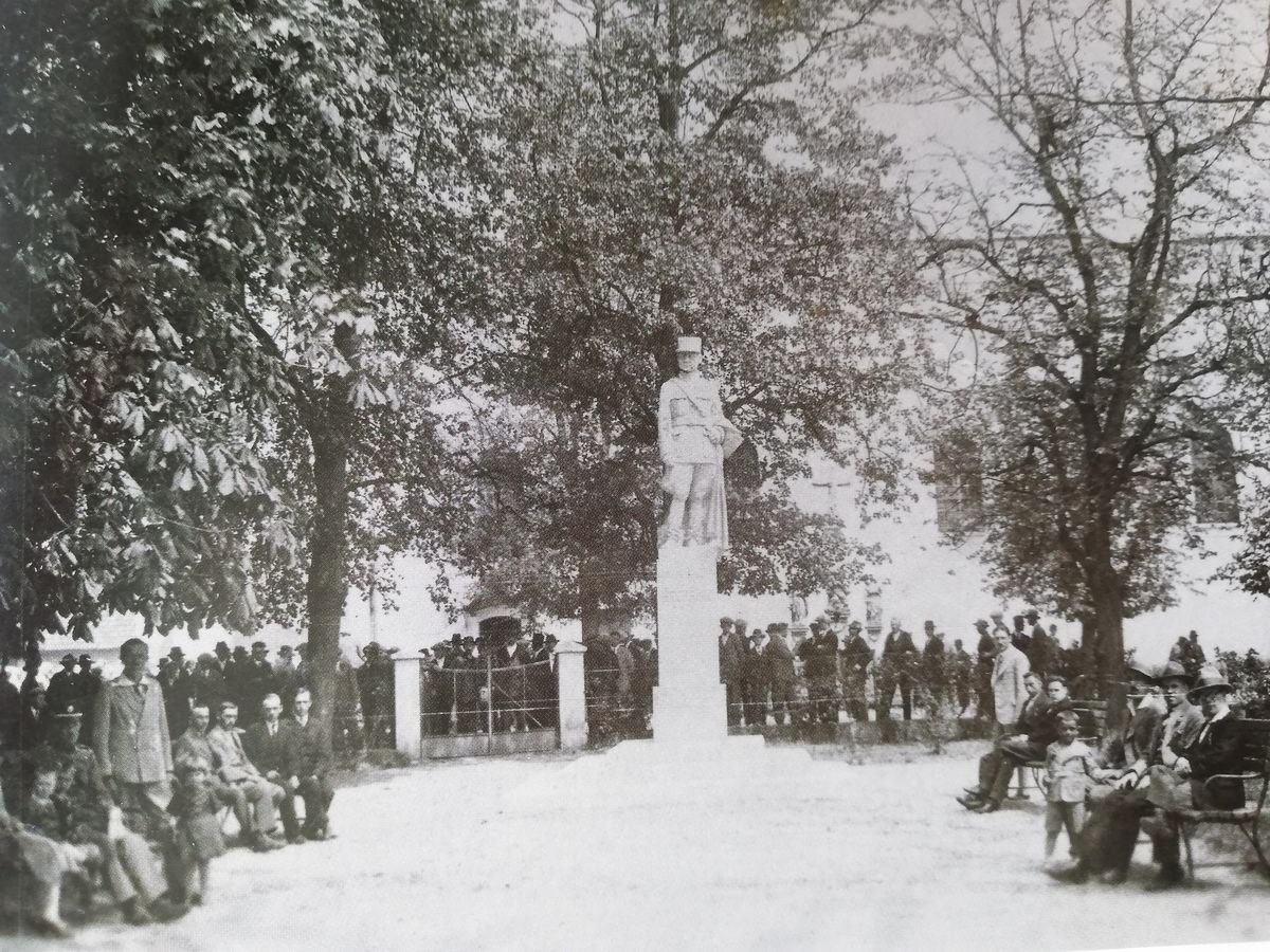 Slávnostné odhalenie v októbri 1930.