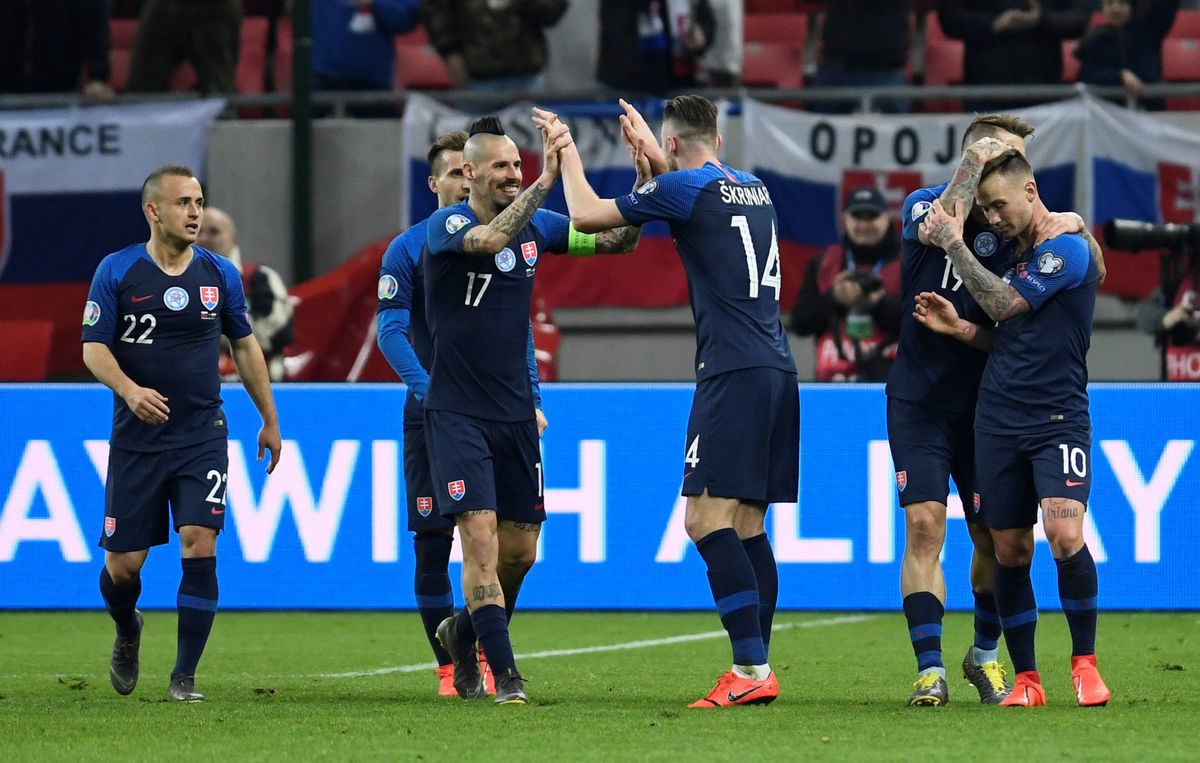Albert Rusnák (vpravo) prijíma gratulácie od...