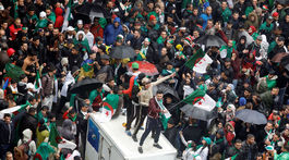 Demonštrácie proti alžírskemu prezidentovi Buteflikovi neutíchajú