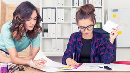 Ženy zarábajú menej, lebo sú na horšie platených pozíciách