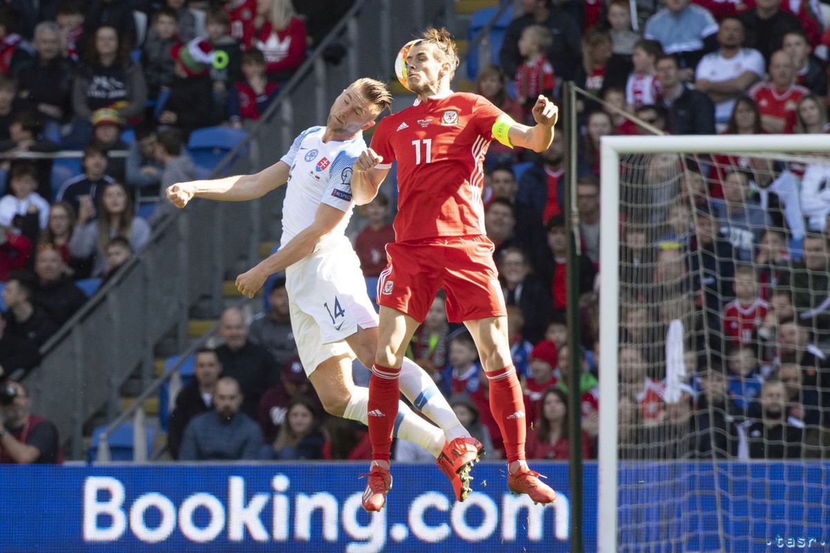 Milan Škriniar (Slovensko) a vpravo Gareth Bale...