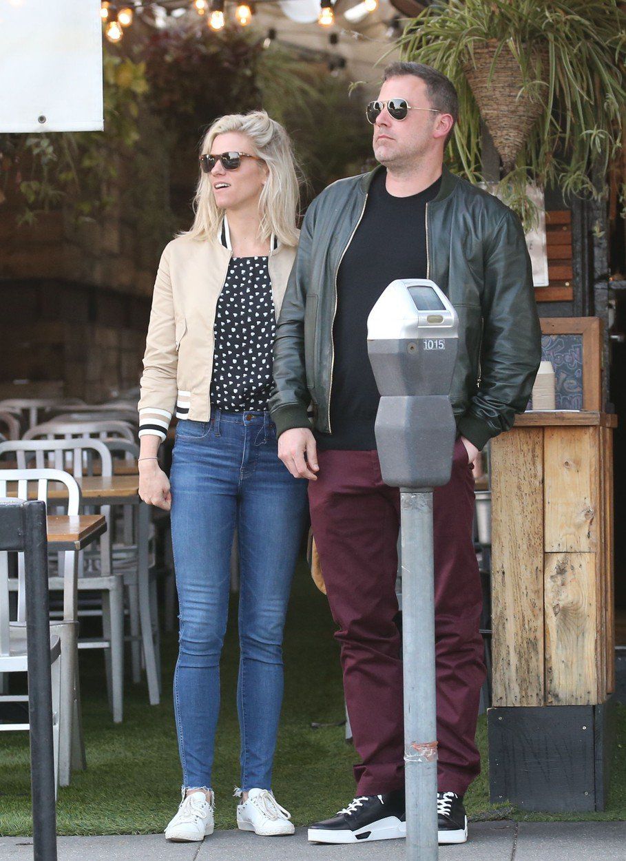 Ben Affleck a Lindsay Shookus v uliciach Santa...