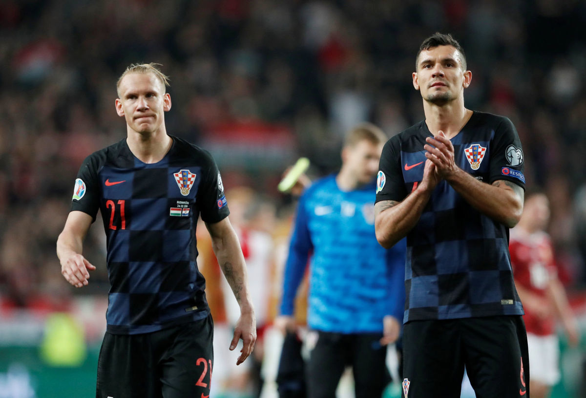 Chorvátski futbalisti Domagoj Vida a Dejan...