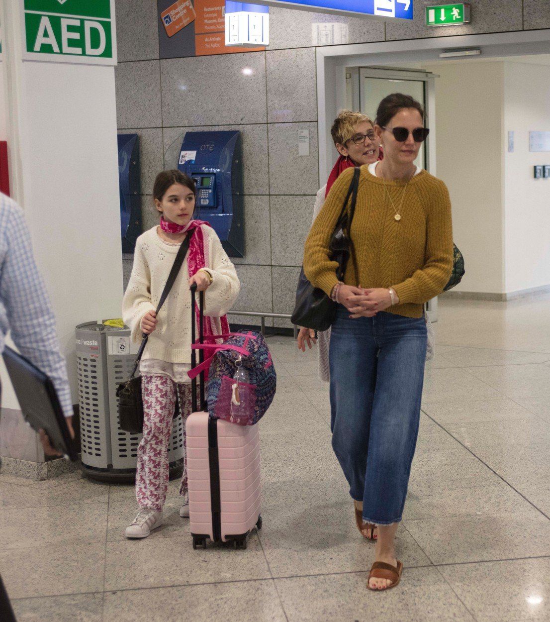 Katie Holmes a Suri Cruise v Atémach na letisku.