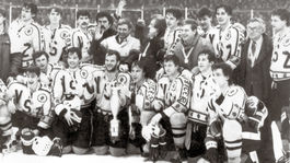 Na lietadlo nesiahajte! kričal pilot. Zlatý tím niesli fanúšikovia na ramenách