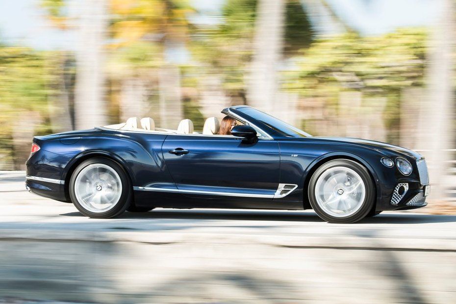 Kabriolet GT Convertible zloží svoju plátennú...