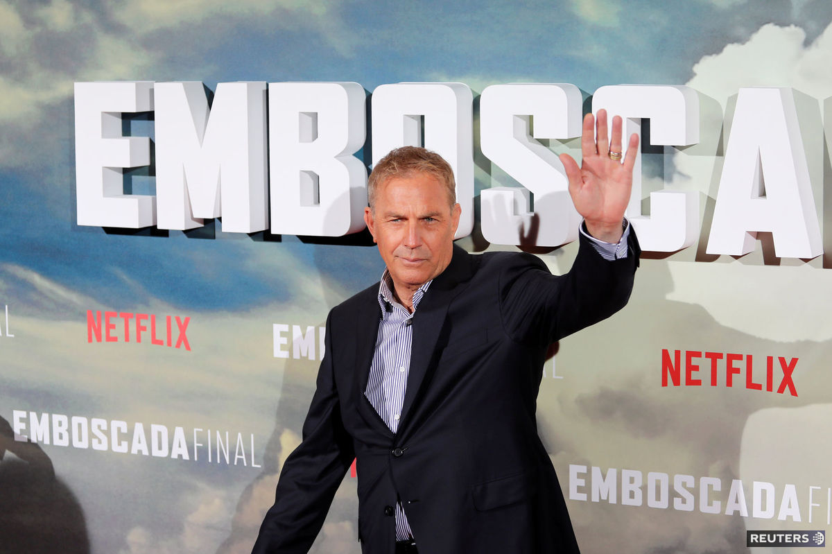 Herec Kevin Costner na premiére filmu...
