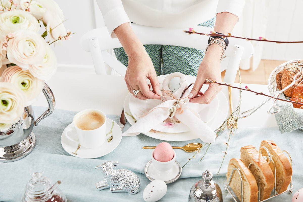 Jemné tóny ružovej na modrom obruse vytvárajú...