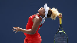 Zaseknutá v tieni. Život po boku slávnej sestry je úsmev obalený v slzách