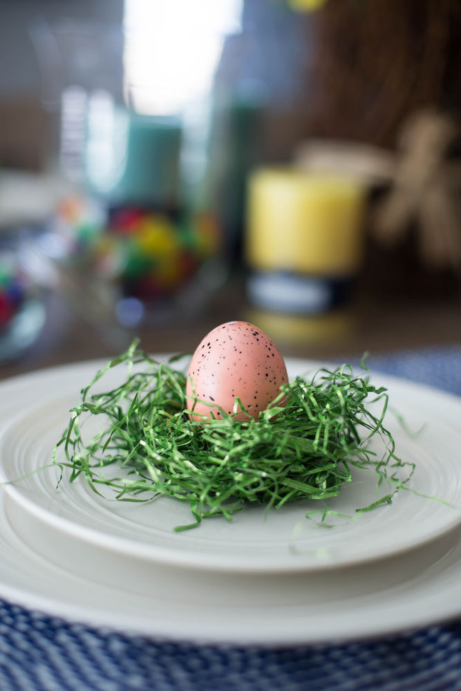 Ružové vajíčko v zelenom hniezde. Príjemné...