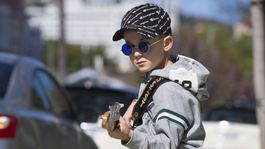 Osemročný basgitarista Áron Hodek si podmaňuje svet