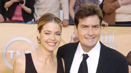 Herec Charlie Sheen a jeho exmanželka Denise Richards na archívnom zábere z roku 2005.