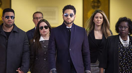 Obvinenia pre zinscenovaný útok stiahli. Jussie Smolett je nevinný!