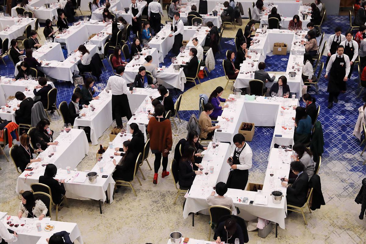 Muži na Sakure Japan Women Wine Awards...