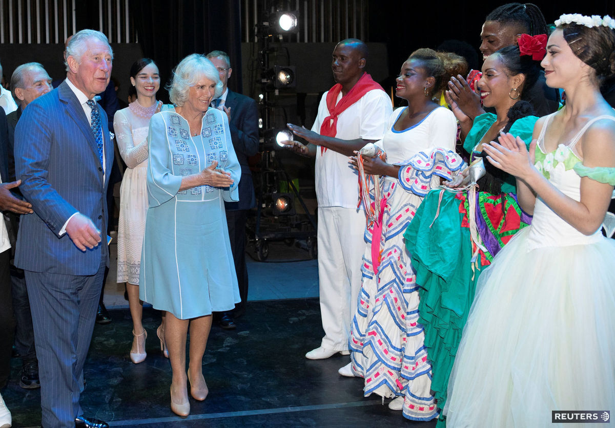 Princ Charles a Camilla prichádzajú na...