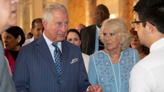 Princ Charles a Camilla prichádzajú na...