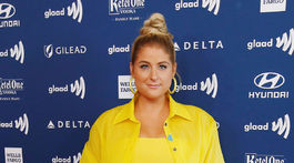Speváčka Meghan Trainor stavila na trendovú žltú farbu.