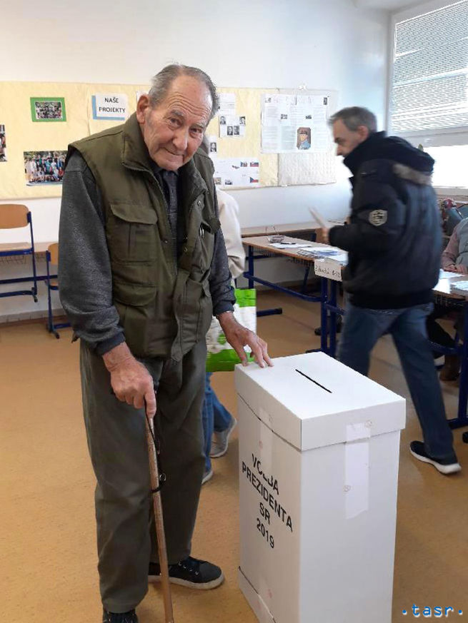 Na snímke 91-ročný volič Jozef Vaškeba vhodil...