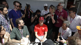 Povzbudzovala ho aj pyšná mama. Mick Schumacher debutoval vo formule 2