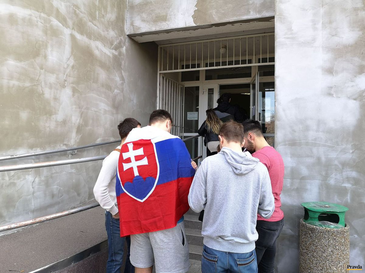 Mladí voliči, ktorí prišli voliť z Čiech s...